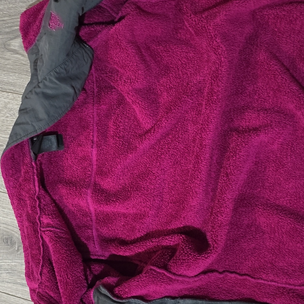 The North Face Magenta and Charcoal Fleece Jacket. Size XL. - Picture 11 of 11